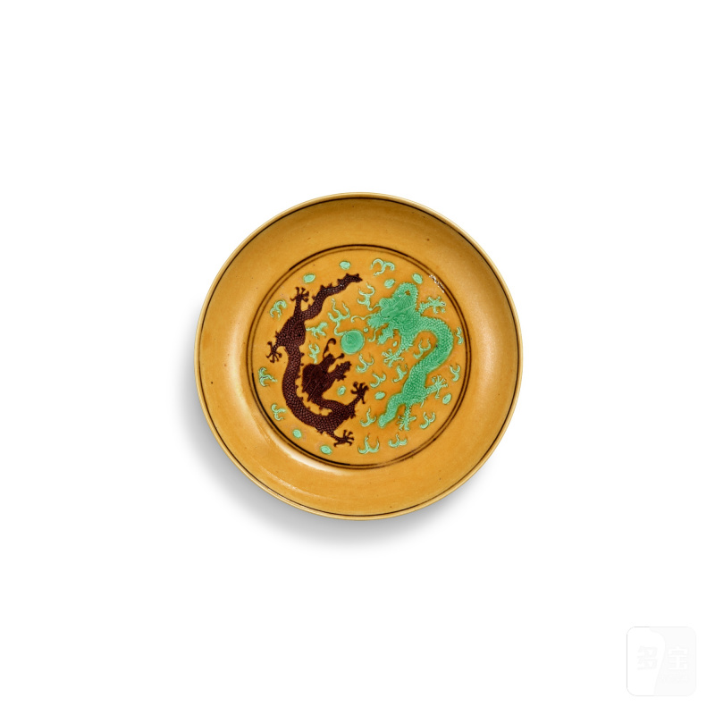 A yellow-ground green-and-aubergine-enamelled 'dragon' saucer, Mark and period of Tongzhi | 清同治 黃地紫綠彩雙龍戲珠紋小盤 《大清同治年製》款
